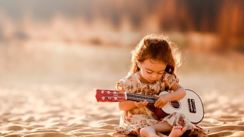 preview_cute-little-girl-playing-guitar